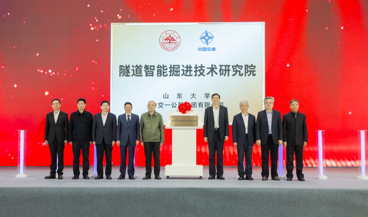 一群人站在一起AI 生成的內容可能不正確。