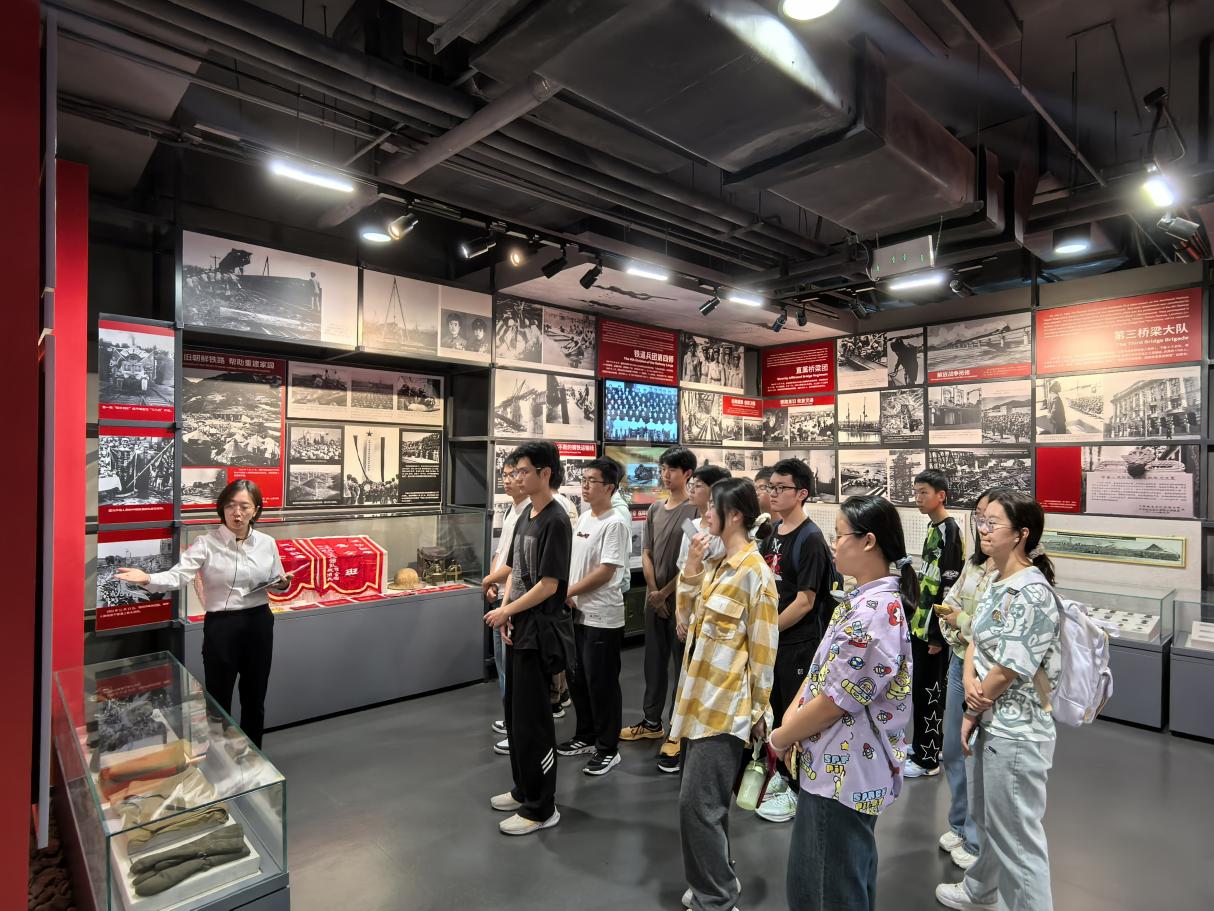 錢七虎學堂參觀中鐵十四局博物館